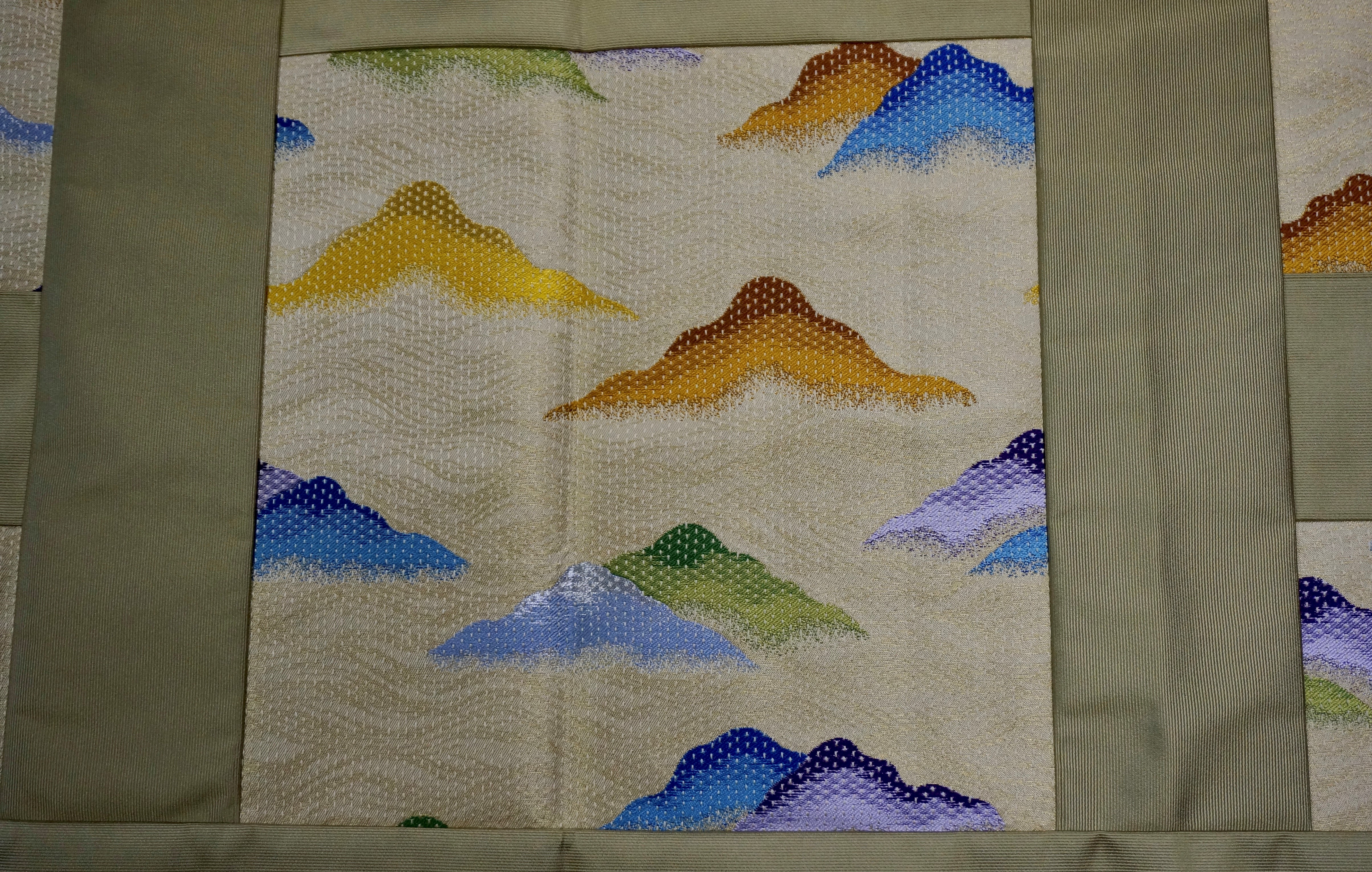 流雲繧繝彩色刺子遠山　七条